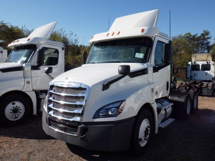 2018-freightliner-cascadia-126-image-1