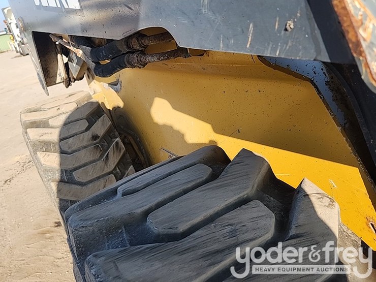 2010-deere-332d-image-17