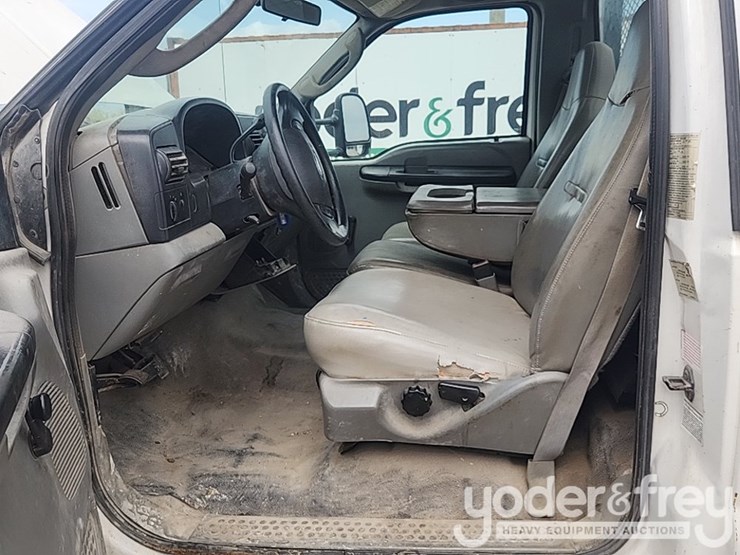 2005-ford-f550-image-14