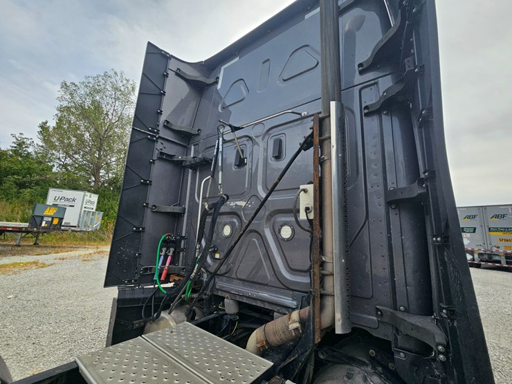 2019-freightliner-cascadia-126-image-103