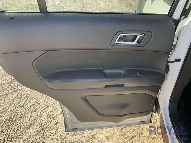 2015-ford-explorer-image-21
