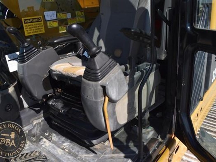 2015-caterpillar-328d-lcr-image-46