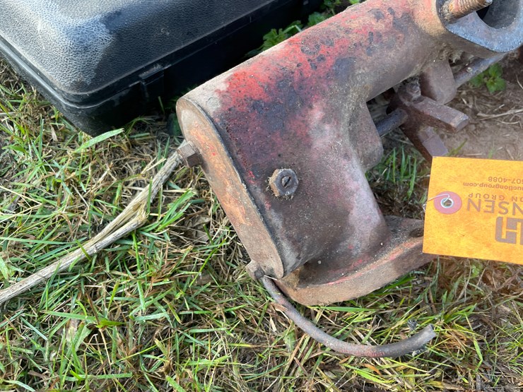#5082-•-intake-manifold-for-farmall-660-image-4
