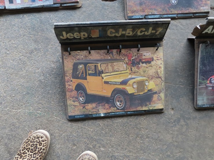 amc-jeep-dealership-display-books-1976-image-3