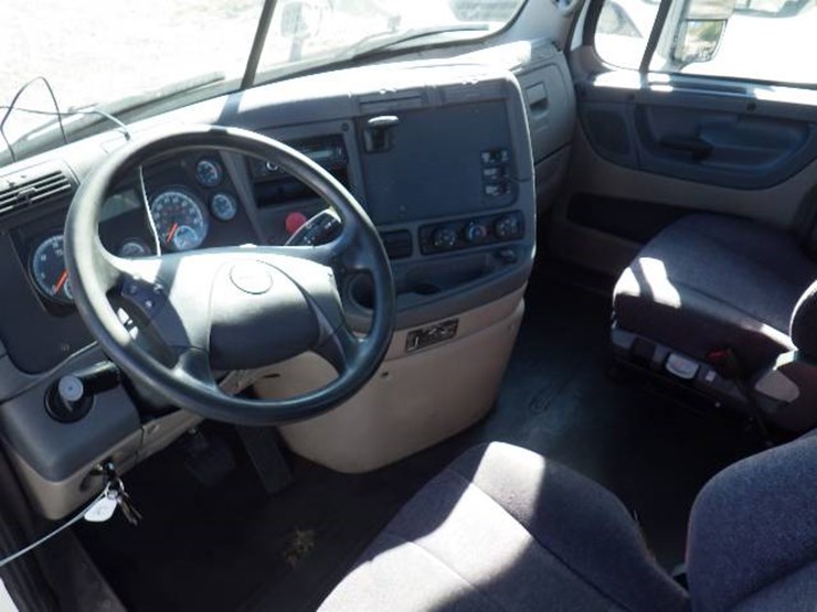 2018-freightliner-cascadia-113-image-9