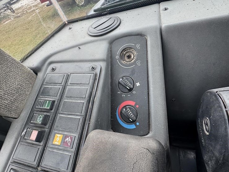 2010-deere-244j-image-36