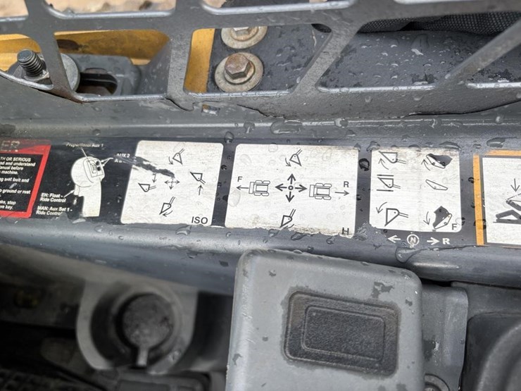 deere-325g-image-28
