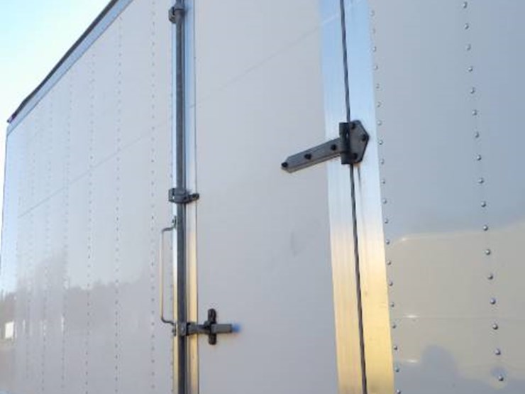 2017-isuzu-nqr-image-5
