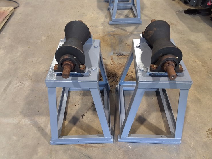 #511-•-lot-of-2-heavy-duty-pipe-roller-stands-image-1