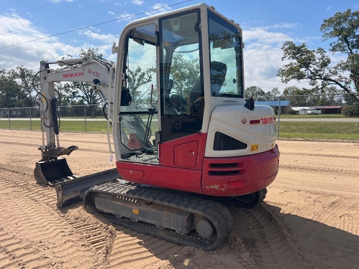 2021-takeuchi-tb240-image-2
