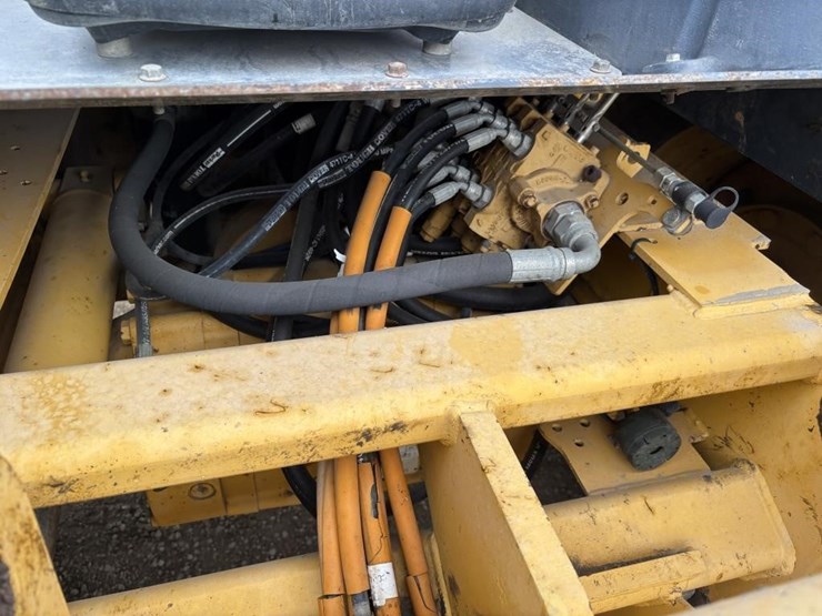 2012-deere-210lj-image-22