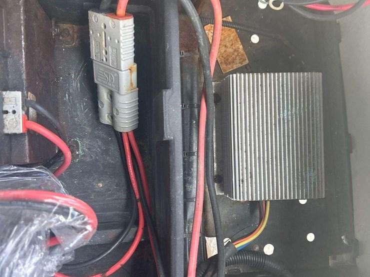 md-electric-golf-cart-with-battery-charger-image-10