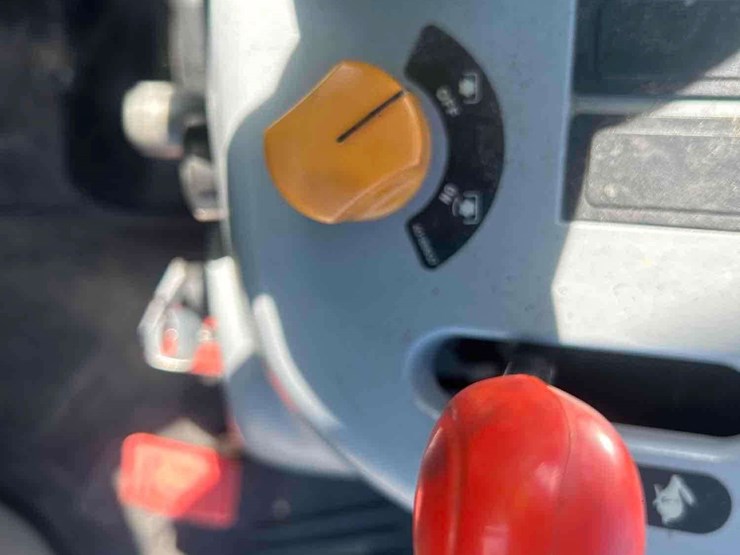 new-holland-boomer-47-image-19