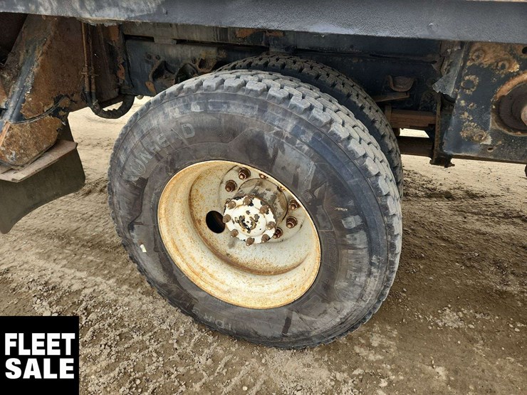2001-freightliner-fl80-image-13