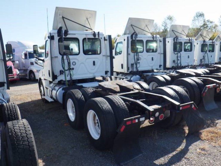 2018-freightliner-cascadia-126-image-8