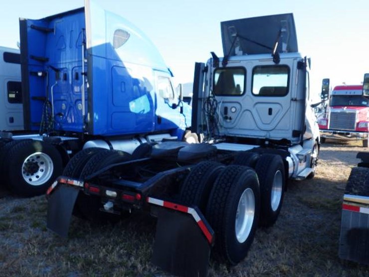 2020-freightliner-cascadia-126-image-6