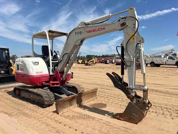 2017-takeuchi-tb240-image-6
