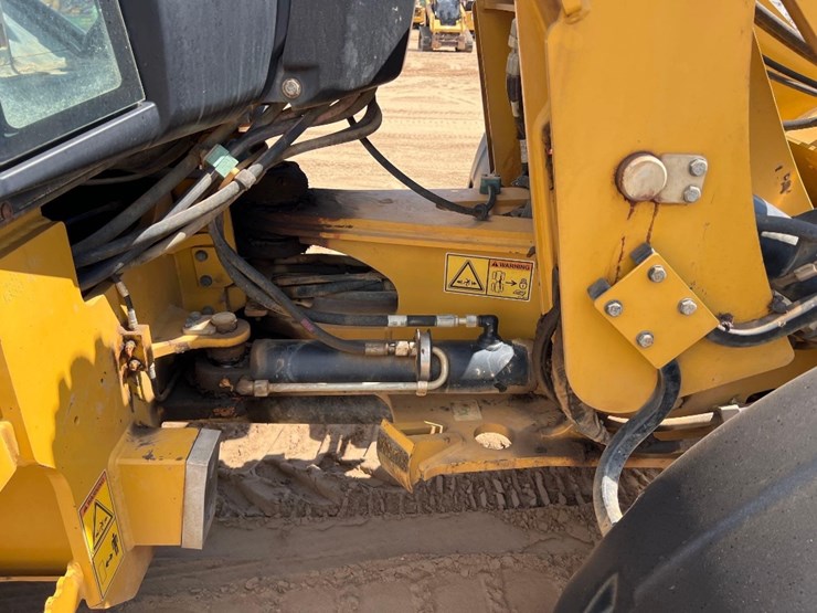 2017-caterpillar-908m-image-23