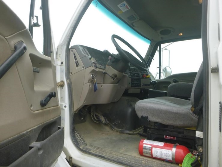 2008-sterling-lt9500-image-12
