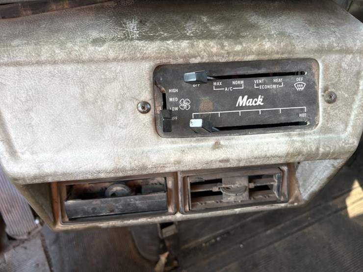 1993-mack-dm690s-image-74