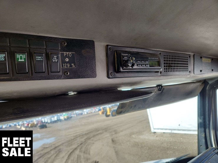 2001-freightliner-fl80-image-18