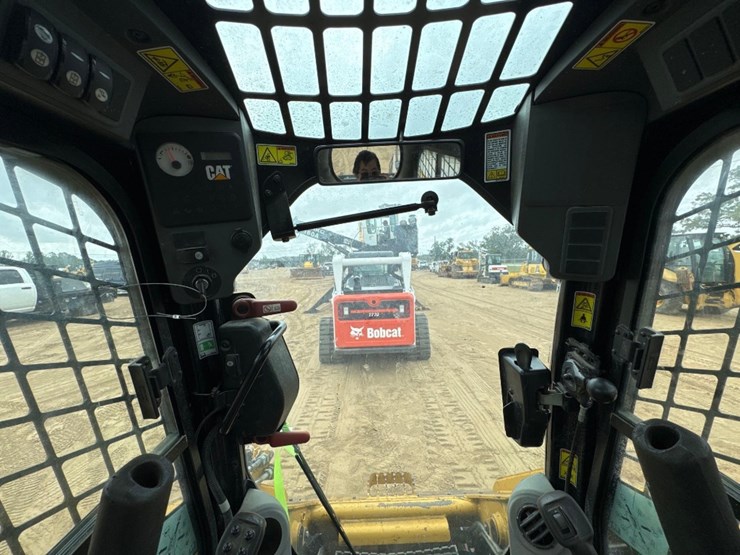 2012-caterpillar-262c2-image-22