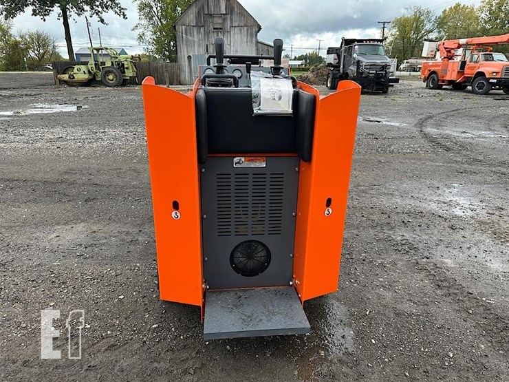 hurricane-mini-skid-steer-8-image-6