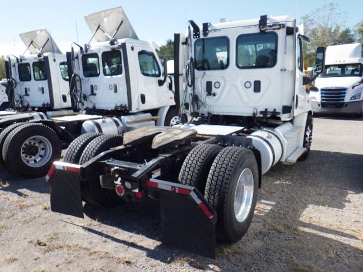 2017-freightliner-cascadia-113-image-3