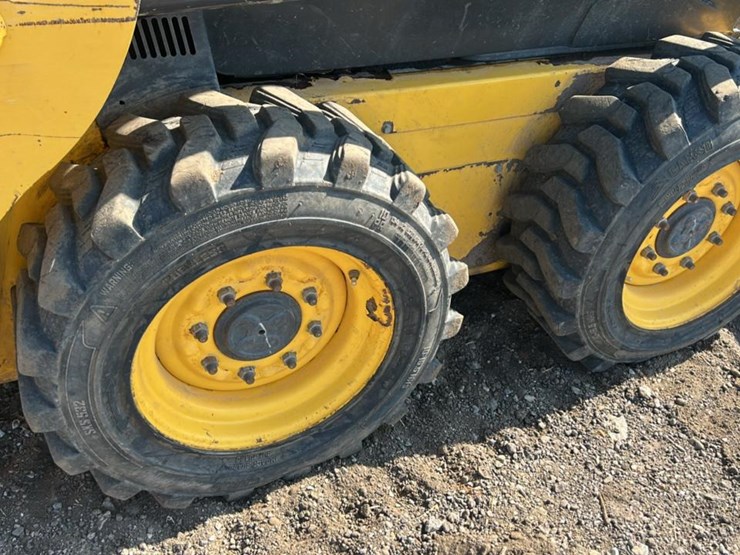 2011-new-holland-l215-image-32