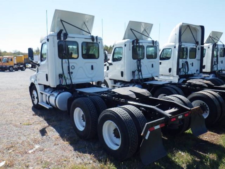 2019-freightliner-cascadia-126-image-8