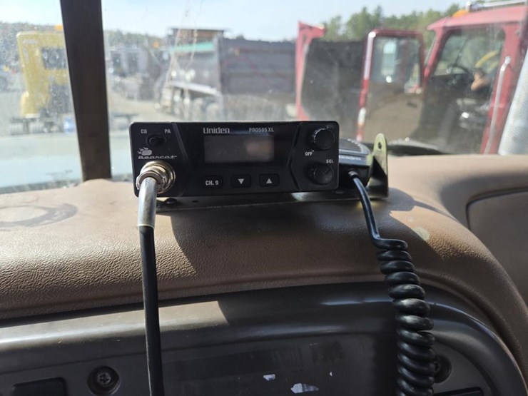 2005-mack-cl733-image-54