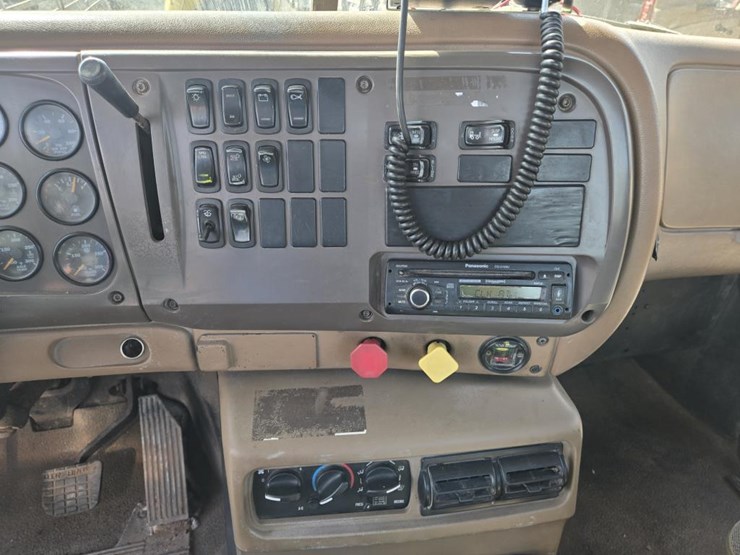 2005-mack-cl733-image-53