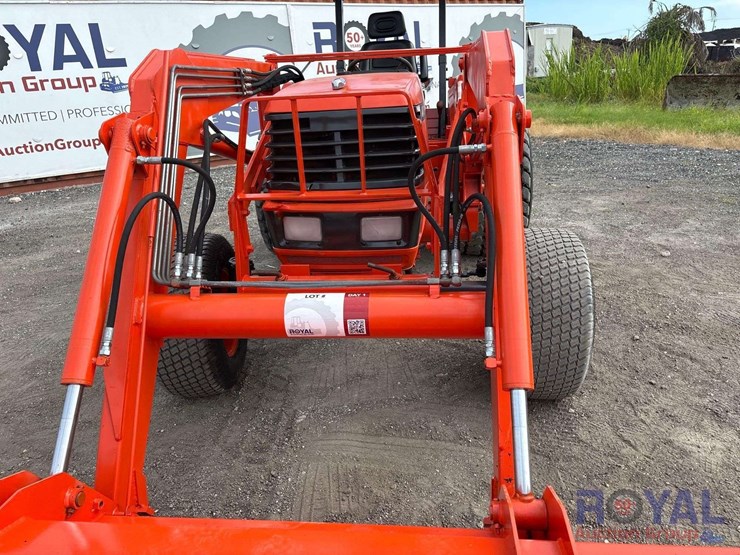 kubota-m4700-51hp-utility-loader-tractor-image-23