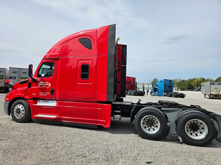 2019-freightliner-cascadia-126-image-9