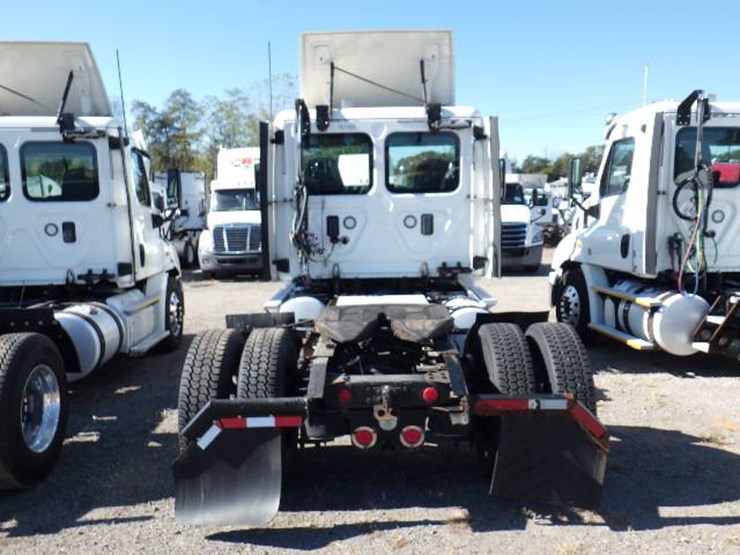 2017-freightliner-cascadia-113-image-5