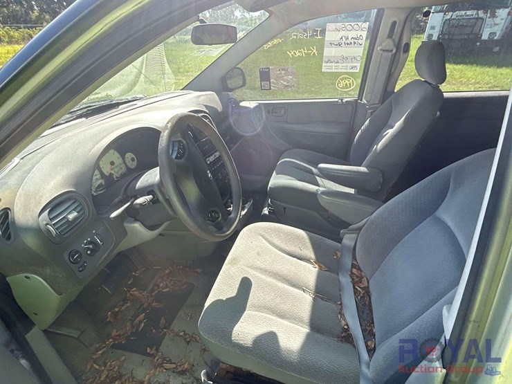 2005-dodge-caravan-image-12