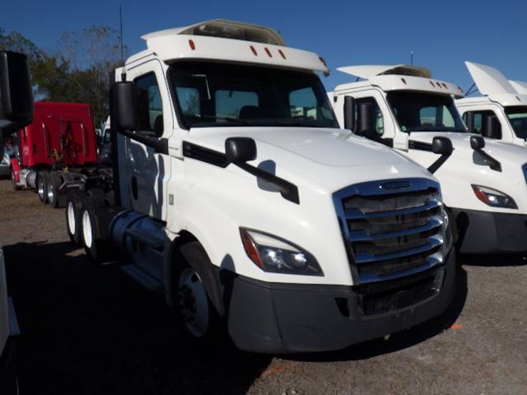 2018-freightliner-cascadia-126-image-2