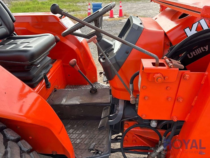 kubota-m4700-51hp-utility-loader-tractor-image-13