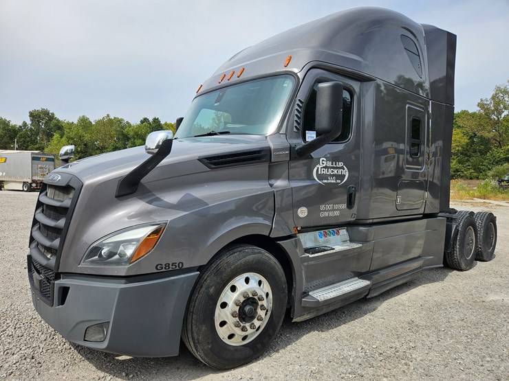 2019-freightliner-cascadia-126-image-2