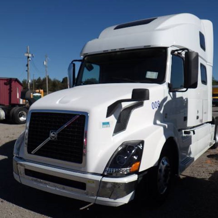 2017 VOLVO VNL780