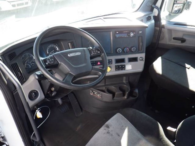 2018-freightliner-cascadia-126-image-9