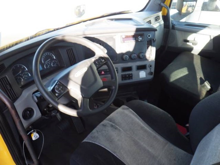 2019-freightliner-cascadia-126-image-13