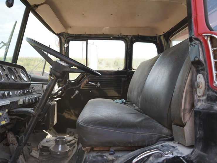 1977-ford-900-image-24