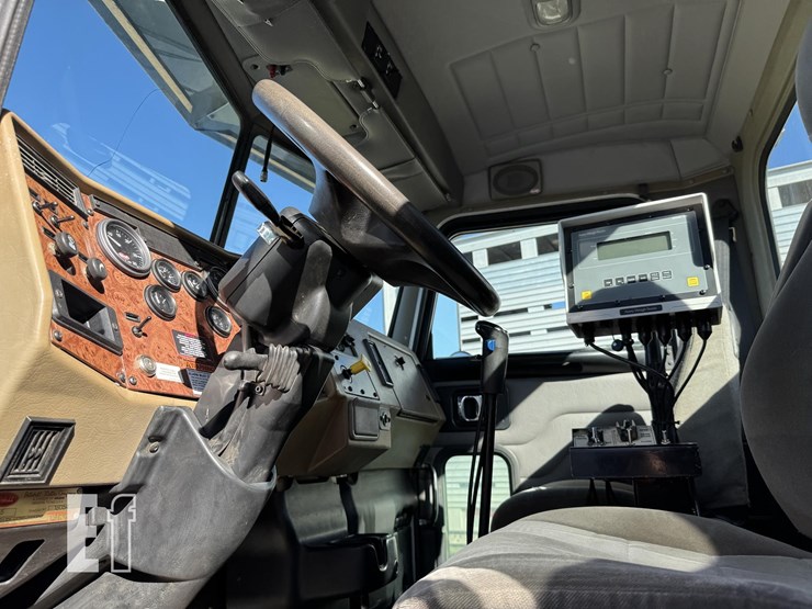 2005-peterbilt-335-image-25