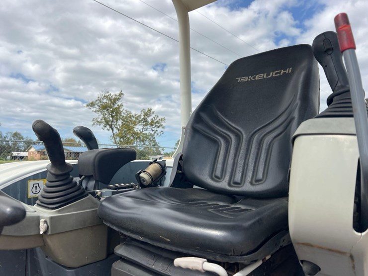 2018-takeuchi-tb240-image-27