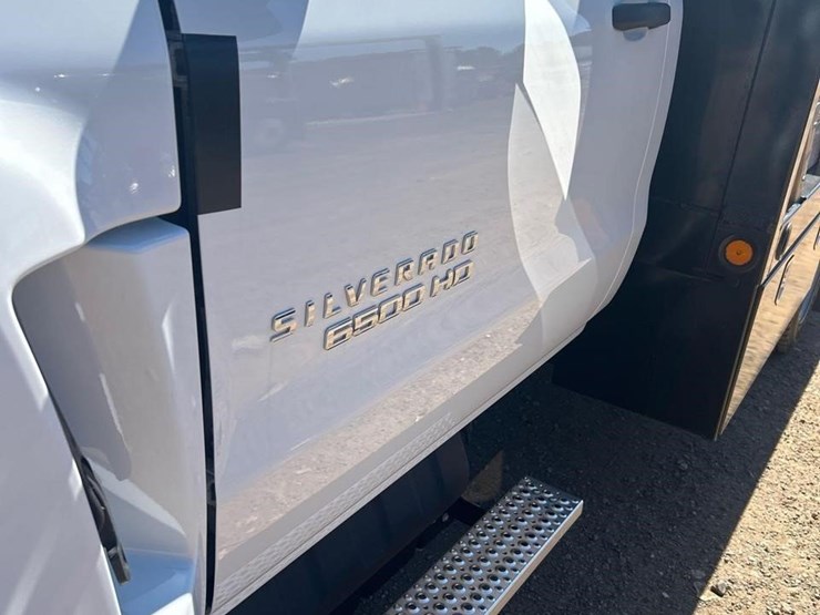 2023-chevrolet-silverado-6500hd-image-8