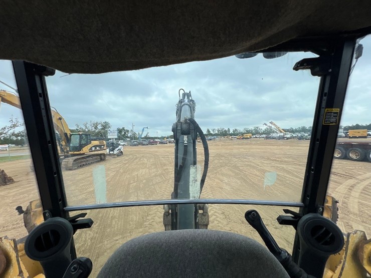 2017-deere-410l-image-44