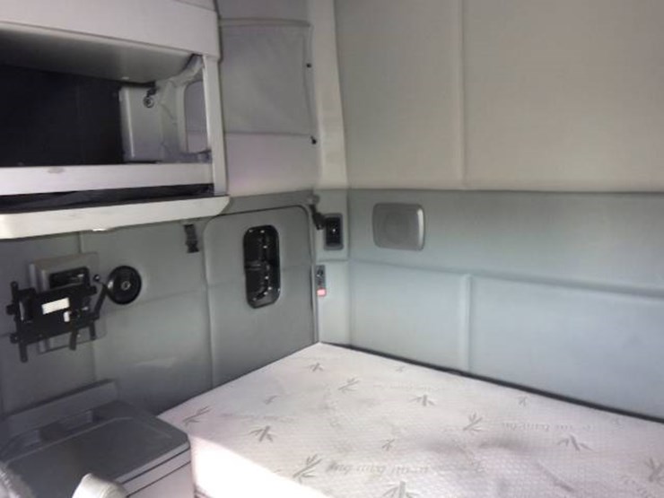 2016-kenworth-t680-image-12