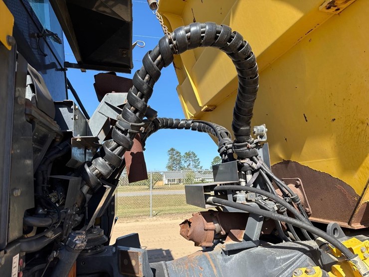2014-komatsu-hm300-3-image-17