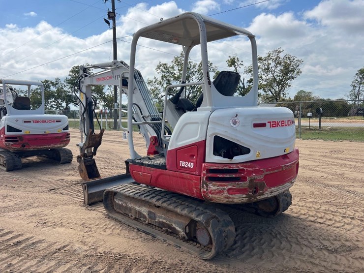 2017-takeuchi-tb240-image-2